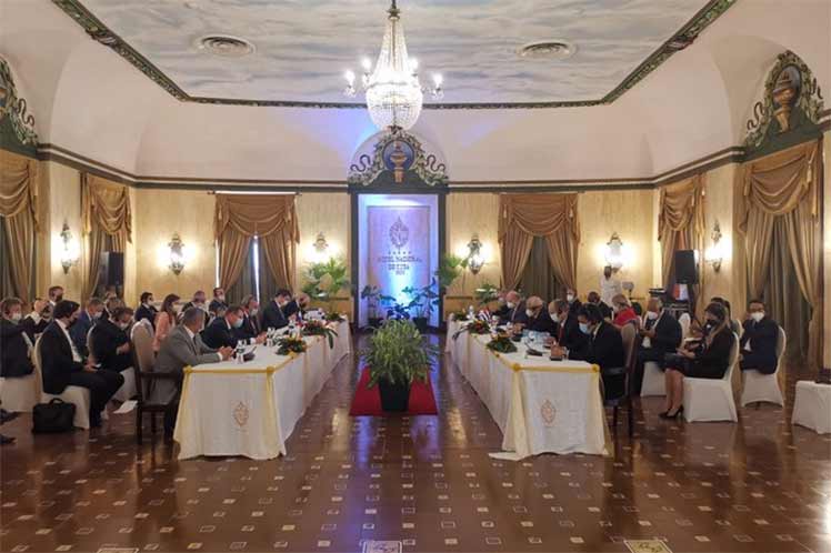 El viceprimer ministro de Rusia, Yuri Borísov, aseguró que Moscú continuará la asistencia a La Habana en su condición de socio estratégico, y el gigante euroasiático enviará más ayuda humanitaria a la isla antes de fin de año.