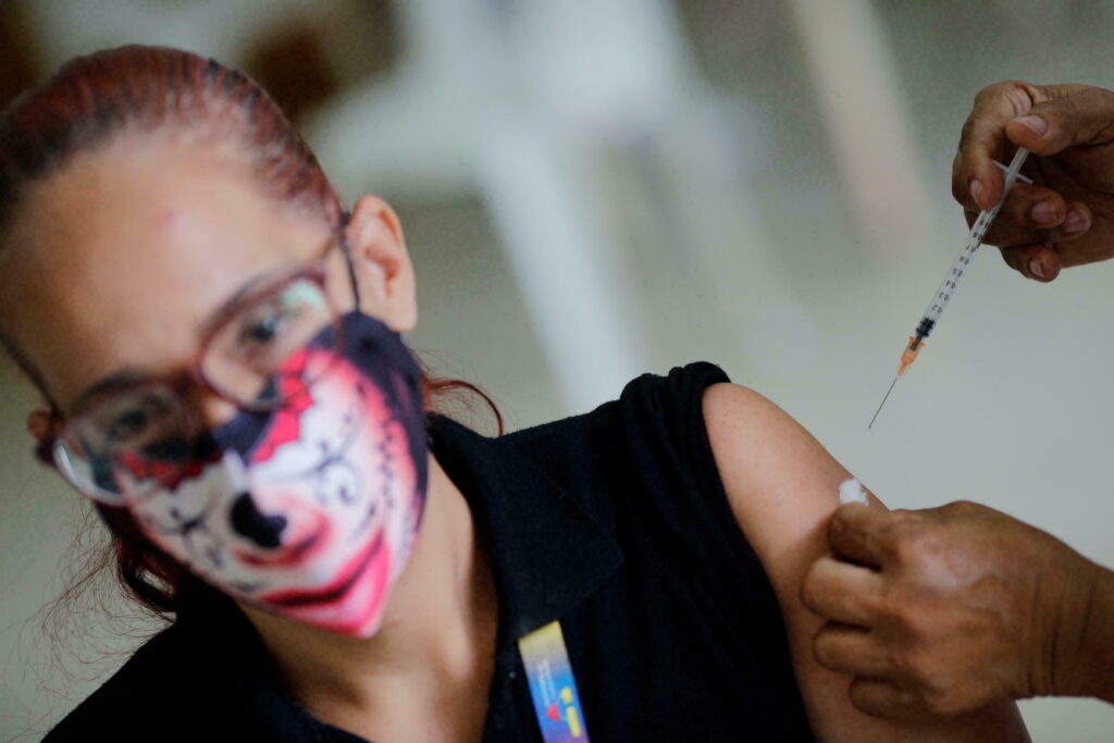 6 184 534 cubanos ya recibieron las tres dosis concebidas en el programa de inmunización de la isla y en esa cifra están incluidos los convalecientes de la enfermedad, a los cuales se les administra una inyección de la vacuna Soberana Plus.