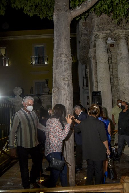 El Presidente de la República acompañó la peregrinación desde la Plaza de Armas hasta el Templete, acto ritual que, cada año, reúne a los habaneros alrededor de la ceiba sagrada y sitio fundacional donde se ofició la primera misa y surgió el primer cabildo.