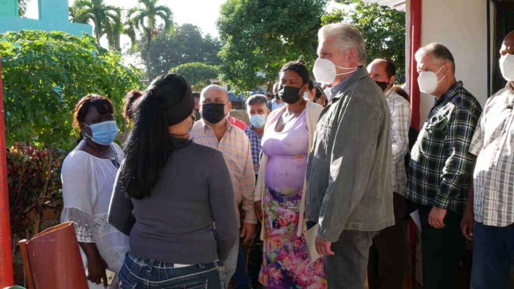 En la comunidad de Bejerano, en el municipio de Alquizar, el mandatario se interesó por el avance del programa de transformación de los barrios, dirigido a mejorar los servicios y las condiciones de vida de 1 576 personas.