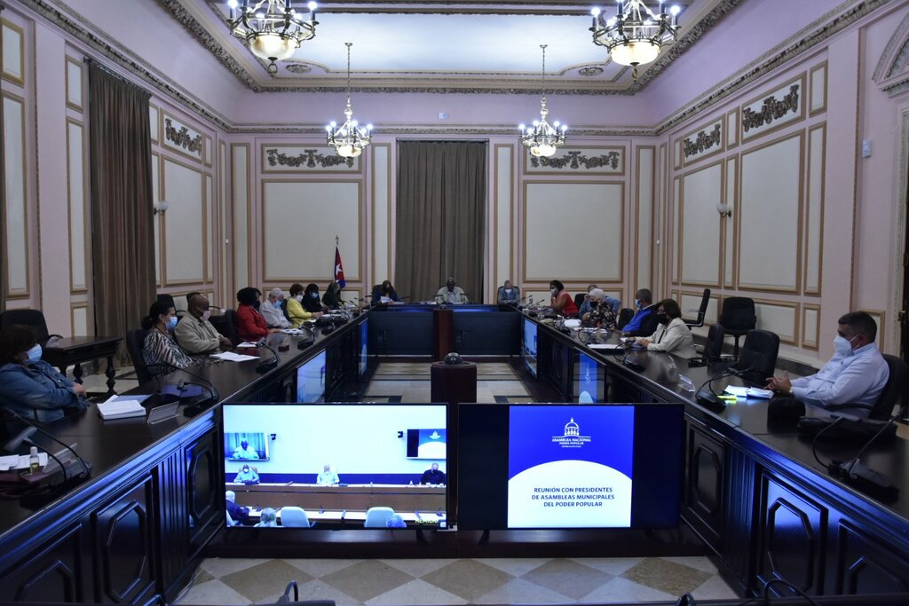 Con la participación del Primer Secretario del Comité Central del @PartidoPCC y Presidente de la República de #Cuba, @DiazCanelB; y presidida por #EstebanLazo, titular de la @AsambleaCuba, se desarrolló la reunión con presidentes de asambleas municipales del #PoderPopular”