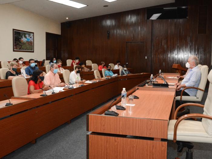 Durante el encuentro Díaz-Canel apuntó «tenemos que enseñar a los estudiantes a ser ciudadanos en una sociedad como la nuestra, para que puedan ejercer la democracia, la participación; y para eso debemos tener a los profesores bien preparados.