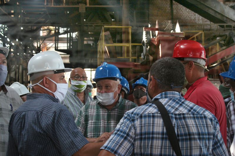 El viceprimer ministro Jorge Luis Tapia Fonseca resaltó en Bayamo la necesidad de estremecer la industria azucarera en Granma, como corresponde a la historia, cultura y tradiciones del sector en el oriental territorio, que llegó a ser ejemplo para el país.