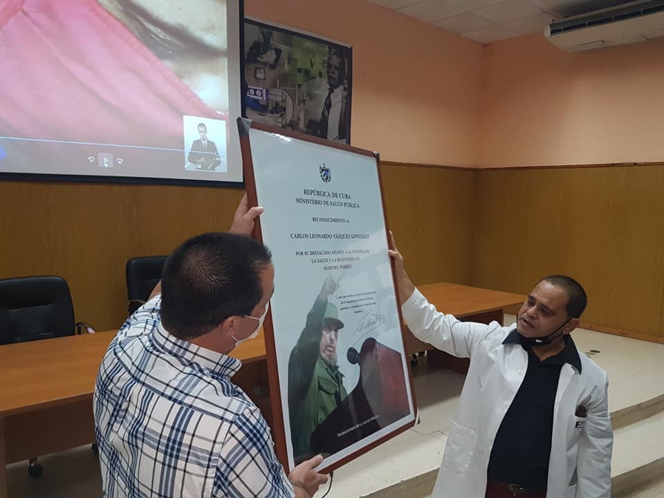 El Instituto de de Oncología y Radiobiología amaneció con regocijo al tener entre sus filas al doctor Carlos Leonardo Vázquez, el agente Fernando que infiltrado en las filas enemigas denunció la verdadera entraña de la contrarrevolución cubana.