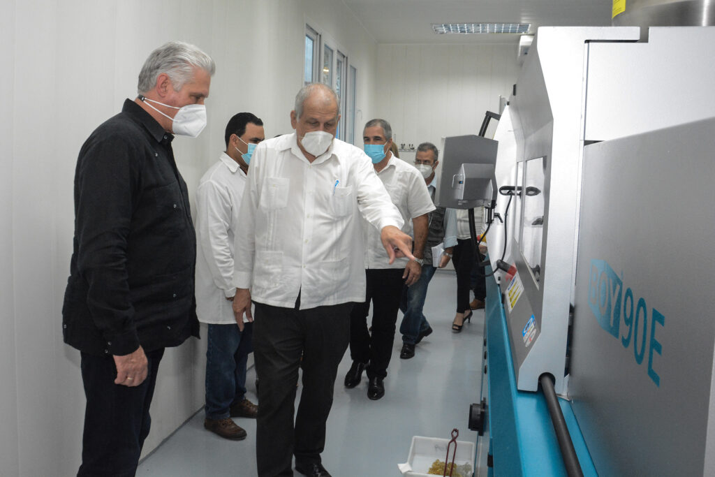 Le acompañaron el integrante del Secretariado del Partido Comunista de Cuba y jefe de su departamento para la atención al sector social, Jorge Luis Broche Lorenzo, dirigentes de la capital y directivos del grupo empresarial BIOCUBAFARMA.