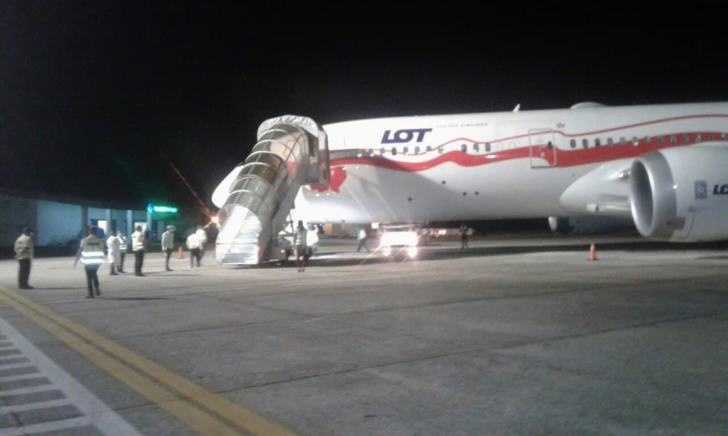 Con un vuelo con 289 pasajeros procedentes desde Varsovia y con Itaka como turoperador, la aerolínea polaca Lot inició hoy sus operaciones en el aeropuerto internacional Abel Santamaría de esta ciudad.