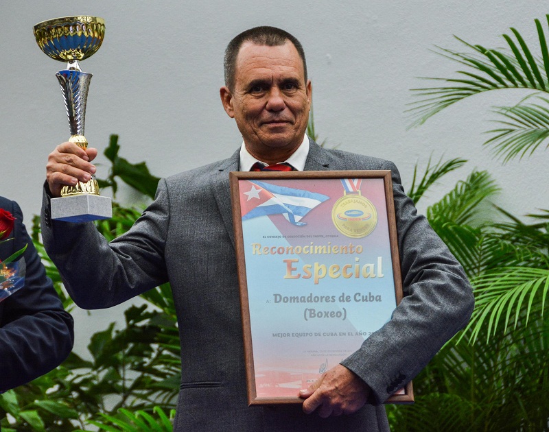 Roberto Acebal destaca la experiencia adquirida junto a Alcides Sagarra y Sarbelio Fuentes “ mucha maestría pedagógica, métodos y junto a los seminarios técnicos metodológicos , teóricos, prácticos , la psicología y el control ,médico se aprende.