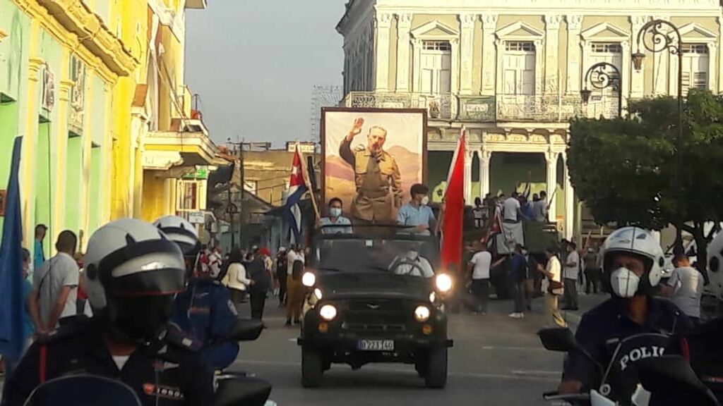 Entre banderas cubanas y del 26 de Julio, vivas a Fidel, al General de Ejército Raúl Castro y a los pinos nuevos, los lugareños volvieron a vibrar de emoción con las palabras expresadas en aquella fría madrugada de 1959