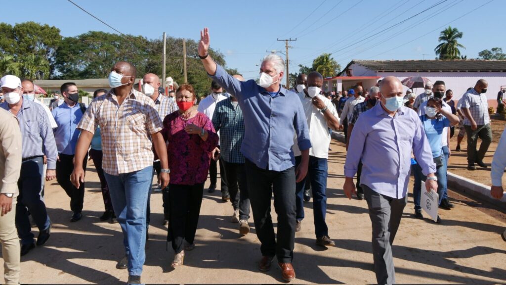 Al visitar el Consejo Popular Ceballos el mandatario instó a los vecinos a aportar sus criterios para establecer prioridades, controlar y participar en esos esfuerzos, con el propósito de garantizar la calidad y sostenibilidad de las tareas que se realizan.