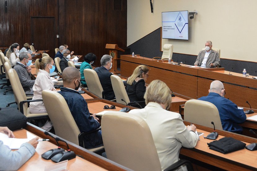 Miguel Díaz-Canel Bermúdez, evaluó la implementación del Sistema de Gestión de Gobierno basada en Ciencia e Innovación en el Ministerio de Finanzas y Precios en encuentro que sostuvo con directivos de ese ministerio y miembros de instituciones científicas y universidades.