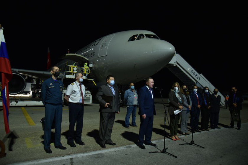 Ana Teresita González Fraga, viceministra primera de Comercio Exterior y la Inversión Extranjera, agradeció en nombre del Gobierno y pueblo cubanos la ayuda de 22 toneladas, que constituye el quinto envío de Moscú desde que se iniciara esa nueva etapa de colaboración a finales de diciembre de 2021.