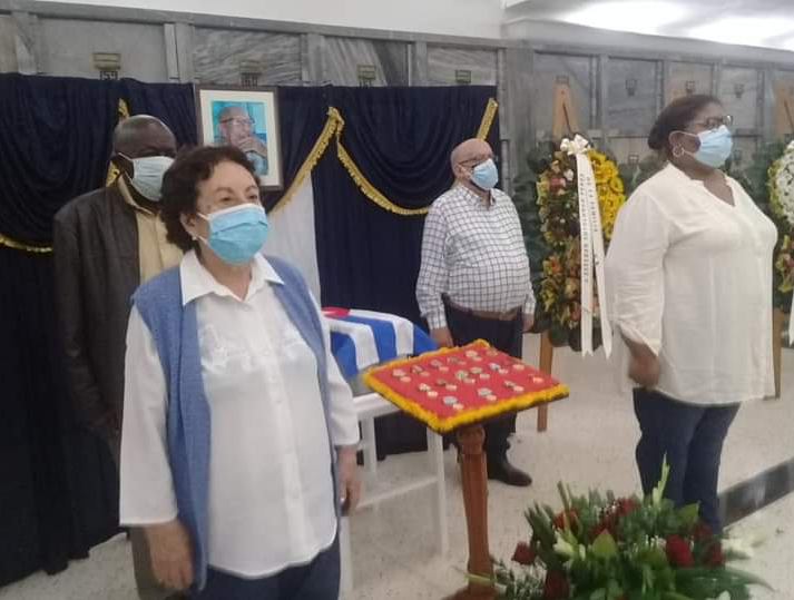 Ofrendas florales del General de Ejército Raúl Castro Ruz, y del primer secretario del Comité Central y presidente de la República, Miguel Díaz-Canel presidieron las honras fúnebres del expedicionario del yate Granma, Esteban Sotolongo Pérez.