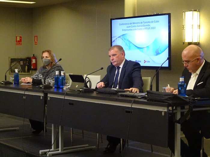 El ministro de Turismo de Cuba, Juan Carlos García Granda, detalló las fortalezas de la industria sin chimeneas en la isla caribeña, entre las que destacó el éxito de la campaña de vacunación con tres sueros propios que han demostrado su eficacia.