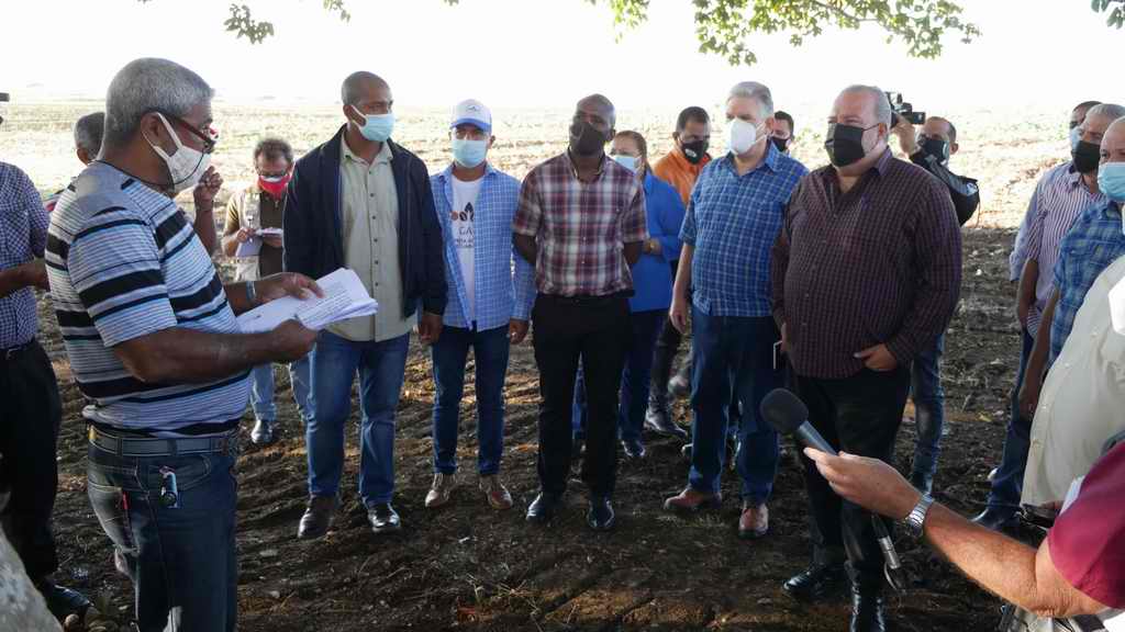 El primer ministro cubano intercambia con las autoridades del Consejo de la Administración Municipal, para evaluar la estrategia local de desarrollo y el presupuesto del recién iniciado calendario.