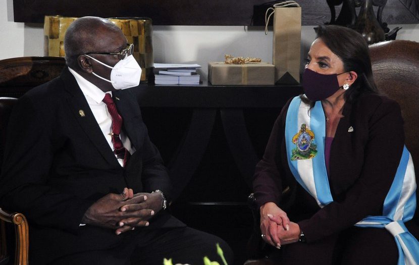 En la noche de este jueves tuvo lugar una reunión entre el vicepresidente de la República de Cuba, Salvador Valdés Mesa, y la presidenta de Honduras, Xiomara Castro Sarmiento.