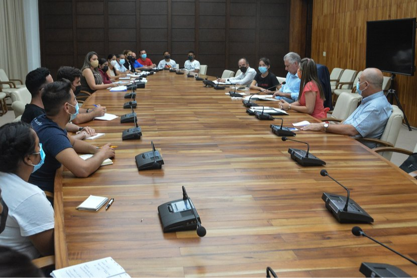 Miguel Díaz-Canel, sostuvo un encuentro en el Palacio de la Revolución con la máxima dirección de la Unión de Jóvenes Comunistas y de la Federación Estudiantil Universitaria -FEU-, en el cual convocó a trabajar sin ningún prejuicio.