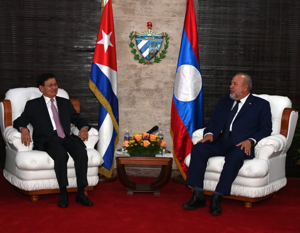 Cuba recibe a Presidente de Laos