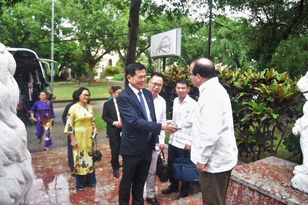 Recibimiento a delegación vietnamita